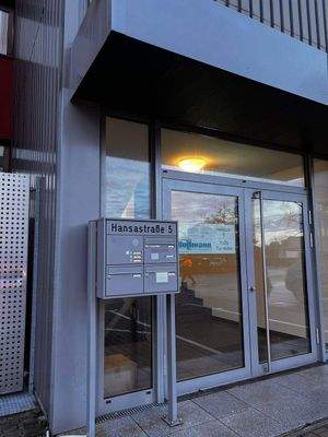 Eingang Bürogebäude