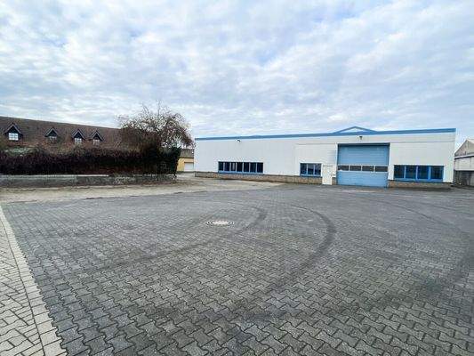 Ansicht mit Parkplatz