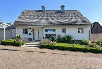 Einfamilienhaus mit Garage und Carport