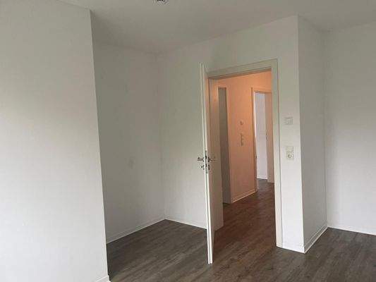 Leerer Raum mit Holzboden