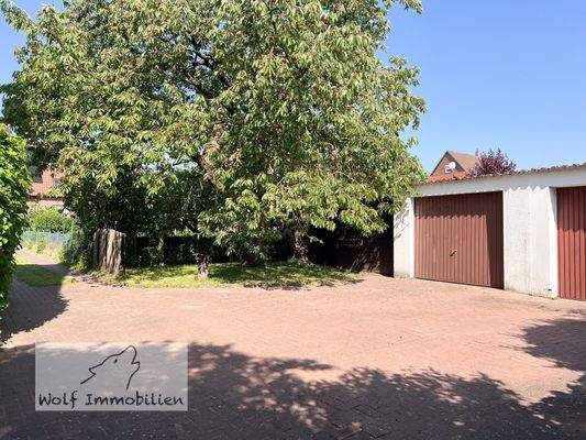 Doppelgarage und Stellplätze