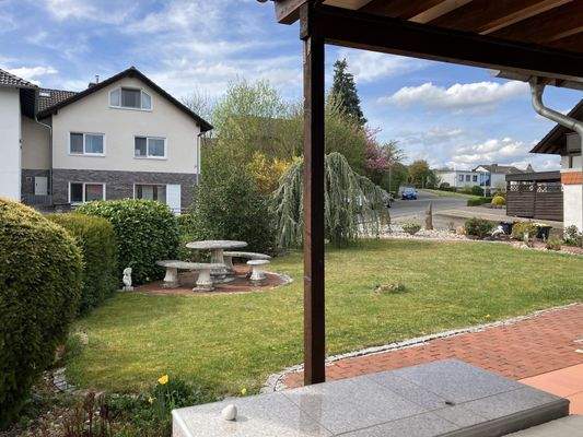 Blick von der Terrasse in den Vorgarten