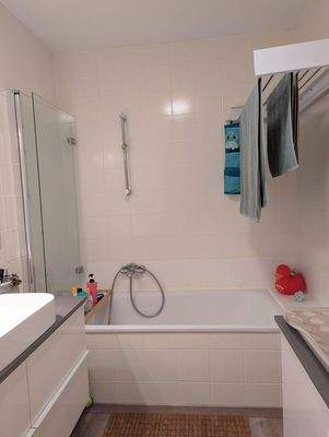 Badezimmer samt Wanne