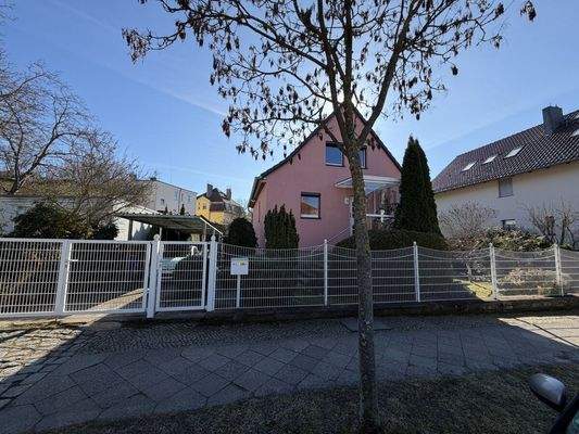 Blick von der Straße zum Haus