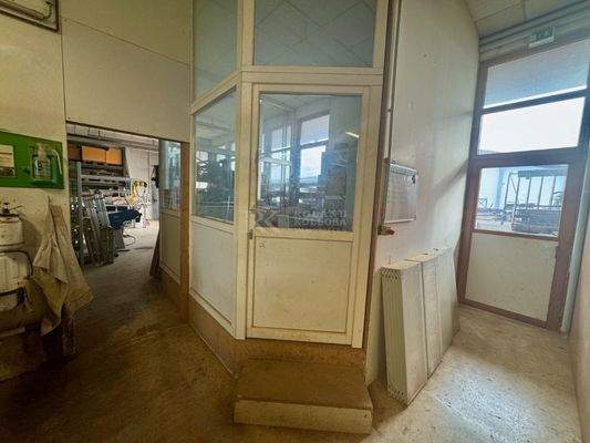 Lagerleiter-Büro in die Halle integriert