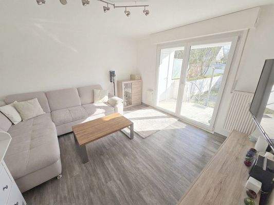 Wohnbereich mit Zugang zum Balkon