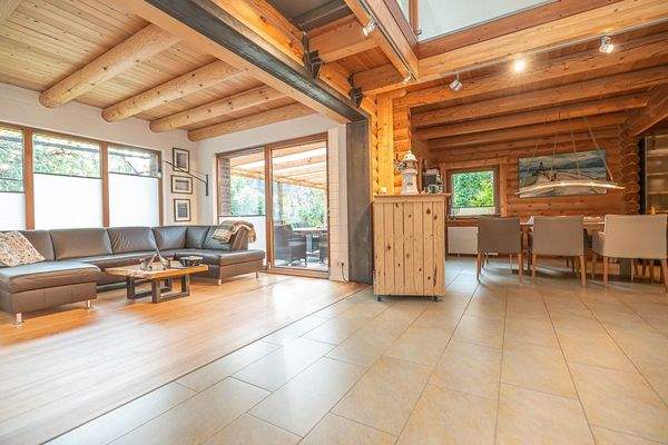 Lichtdurchflutet präsentiert sich der Wohn-Essbereich