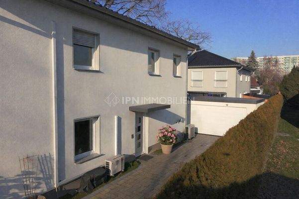 Hausseitenansicht mit Garage