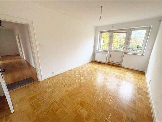 Wohn-Esszimmer mit Zugang zum Balkon