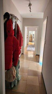 Großer Mittelflur mit Gardrobe
