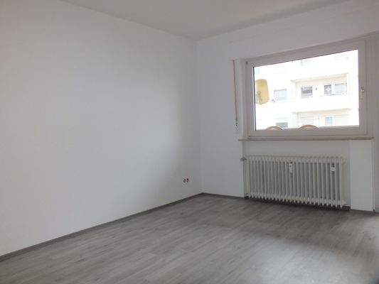 Schlafzimmer mit Zugang zum Balkon
