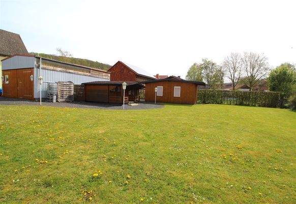 Grundstücksansicht mit Halle, Garage, Gartenhaus