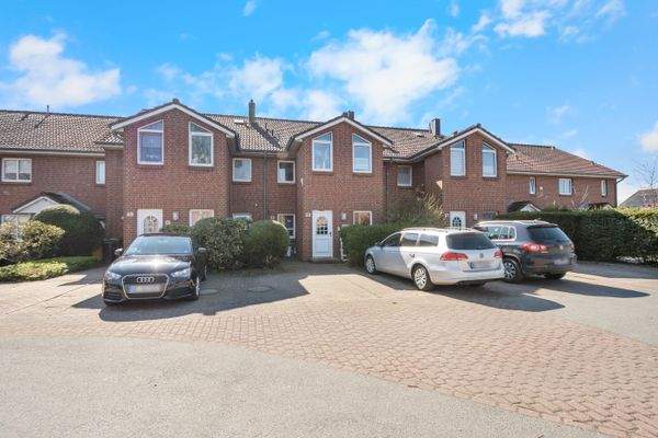 Straßenansicht mit PKW-Stellplätze