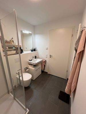 Badezimmer mit Dusche