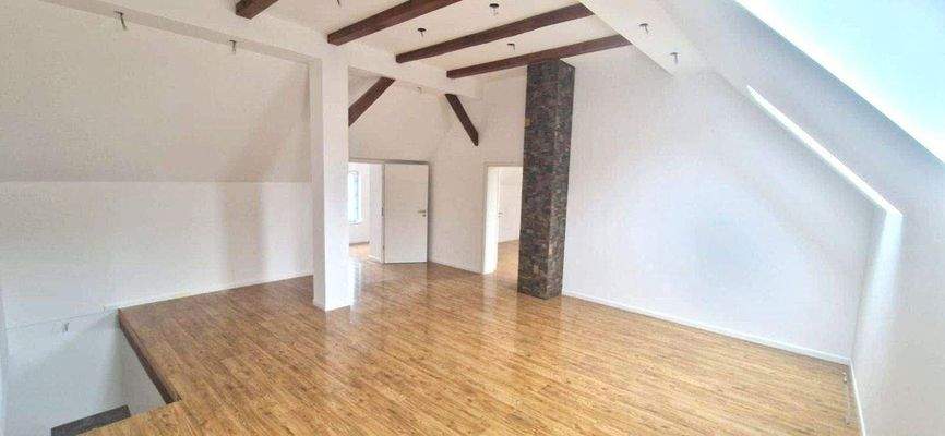 Großes und helles Wohnzimmer im 1.OG