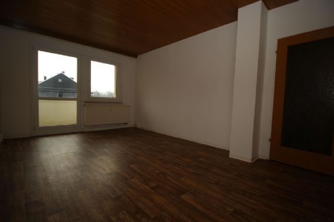 - Stabile und CO² neutrale Heizkosten! Renovierte 3-Zimmer-Wohnung mit Balkon zu vermiten -