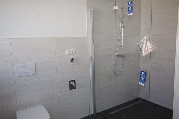 Bad 1 mit bodentiefer Dusche