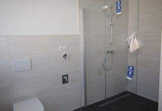 Bad 1 mit bodentiefer Dusche