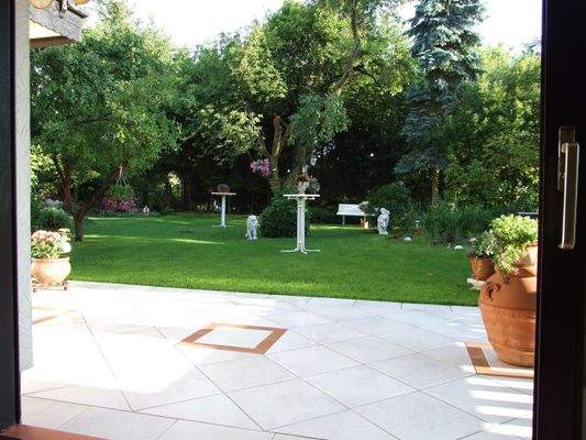 Blick auf die Terrasse und Garten