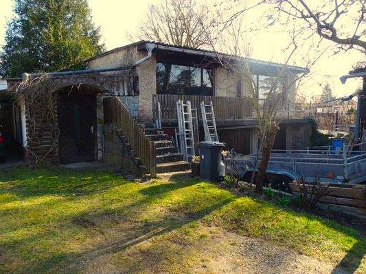 vorhandene Remise mit Garagen