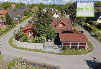 Massives Einfamilienblockhaus mit Ferienhaus in ländlicher Lage