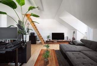 Wohnzimmer mit Zugang zum Dachspitz