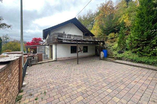 Terrasse neben Garage