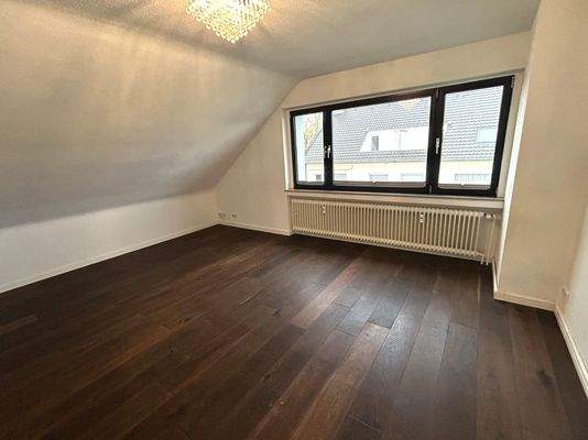 mit großer Fensterfront