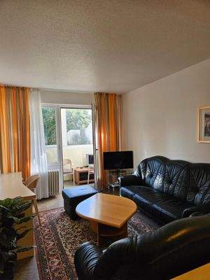 Wohnzimmer mit Balkonzugang.jpg