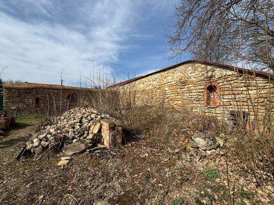 Garten mit Natursteinmauer