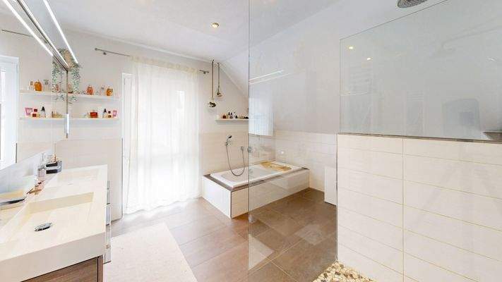 Familien-Tageslichtbad im OG