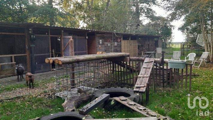 Kleintiergehege mit Stallungen