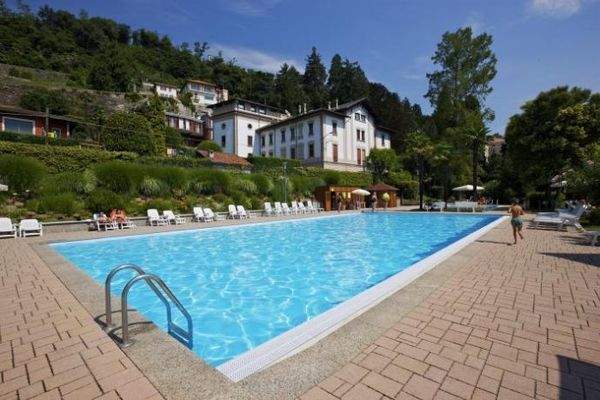 Herrlicher Pool mit Kinderbecken am See