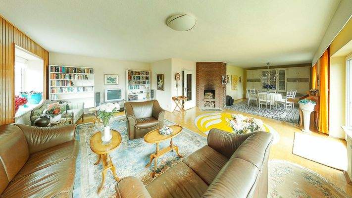 Wohn- und Esszimmer mit Kamin