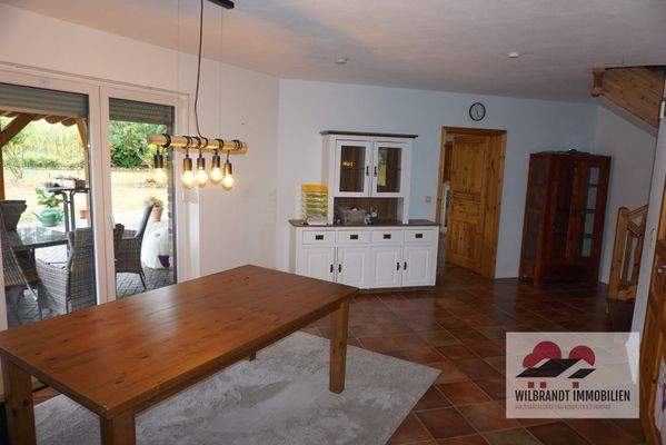 Angrenzende Wohndiele mit Essbereich