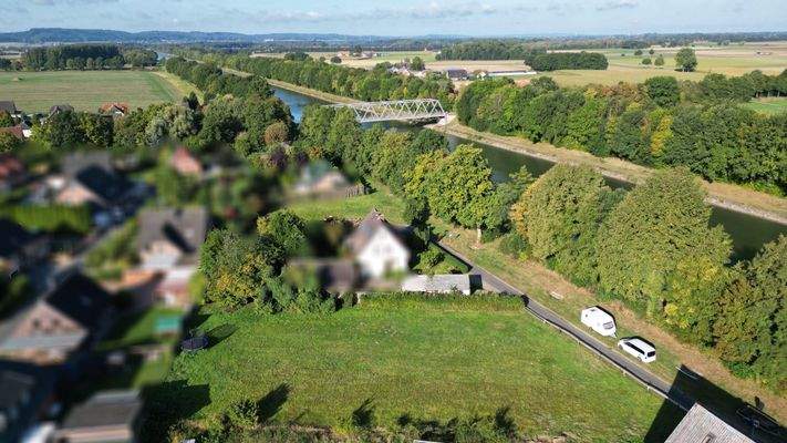 Grundstück mit Umgebung