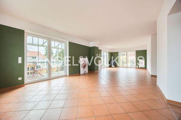 Kunststoff-Sprossenfenster und Cottaboden mit Fußb