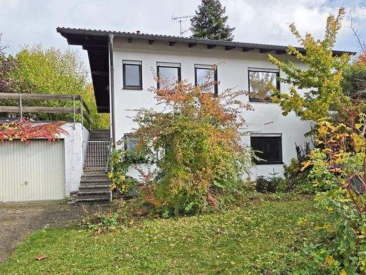 Westfassade mit Vorgarten