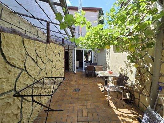 Innenhof mit Sitzmöglichkeiten