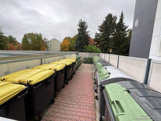 aufgeräumte Müllbehälter