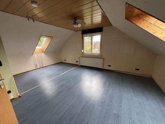 OG großes Zimmer Südseite.JPG