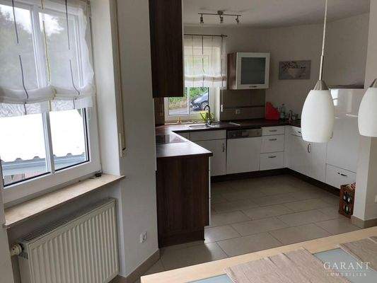 Küche mit Einbauküche