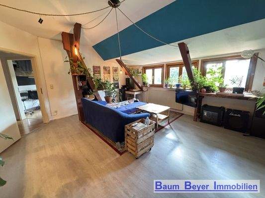 Wohnzimmer mit offener Küche