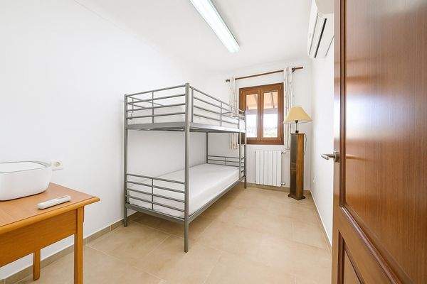 Praktisches Kinderzimmer mit Etagenbett und Blick ins Grüne – ideal für Familien.