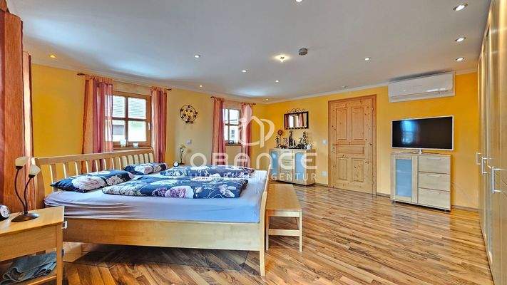 OG: Hauptschlafzimmer m. Klimaanlage