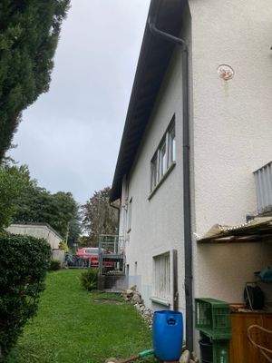 ... Blicke an der Seite zum Parkplatz ...