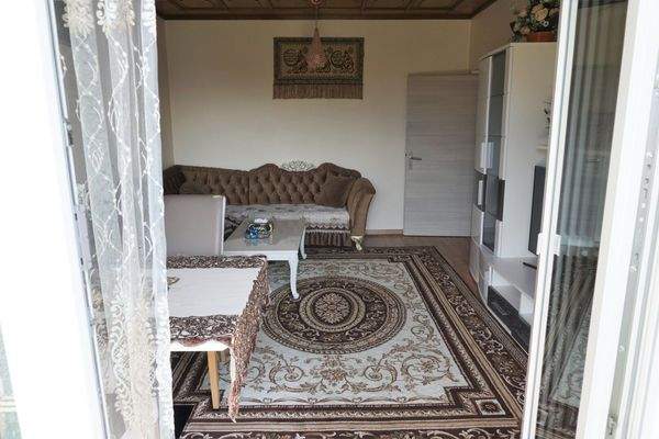 Wohnzimmer mit Balkon