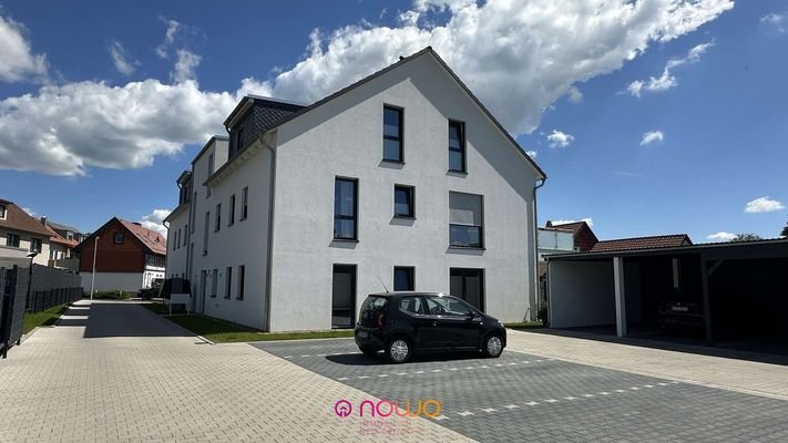 Nordwestansicht Haus 1 und Carportanlage