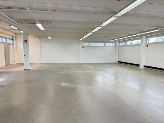 großer Raum mit 3. Eingang