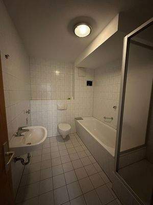 Badezimmer mit Badewanne